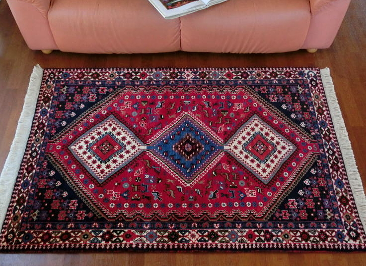 ペルシャ絨毯 1畳、ウール、赤と紺の枠にひし形メダリオン、動物のモチーフ