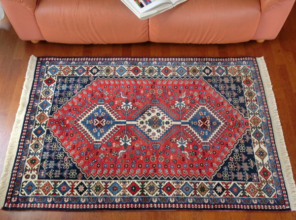 ヤラメ絨毯 1畳、ウール、赤と紺の枠にひし形メダリオン、花と鳥のモチーフ