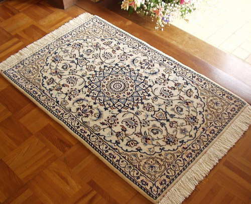 ペルシャ絨緞・ナイン産（ウール×シルク）玄関マットサイズ cn1185