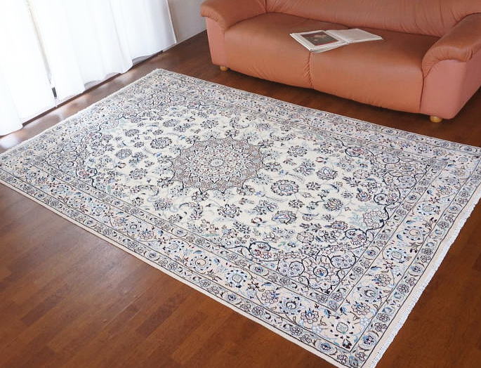 ナイン産ペルシャ絨毯　ベージュ基調のリビングサイズ