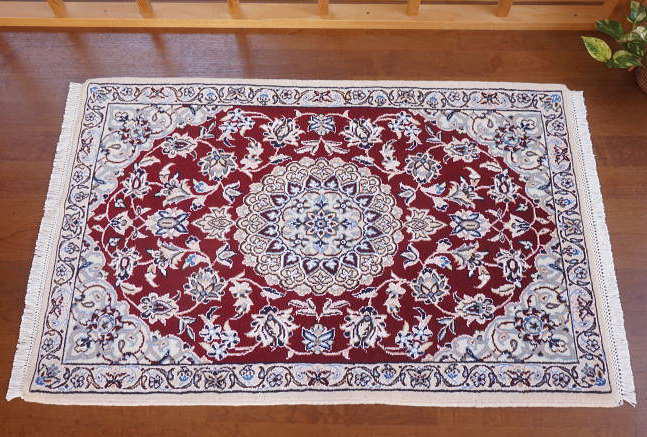 ナイン産の赤いペルシャ絨毯2