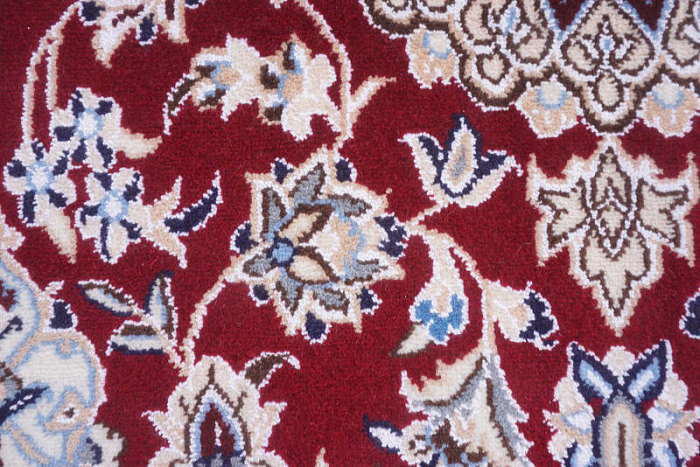 ナイン産のペルシャ絨毯　赤