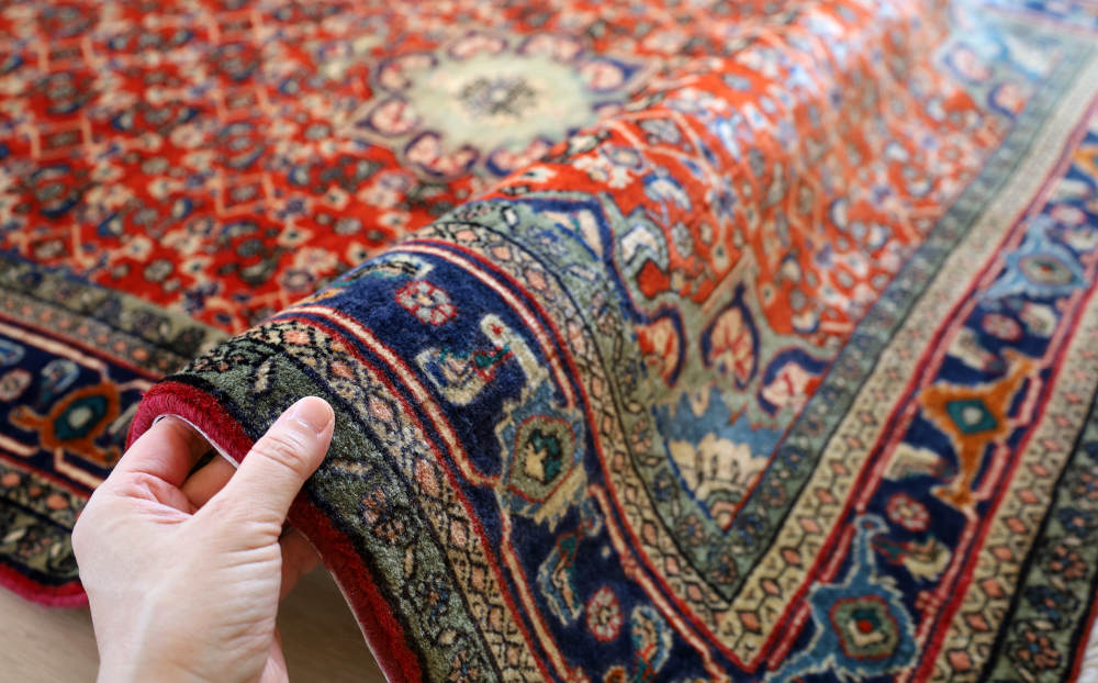 ペルシャ絨毯 ゴルトゥーグ産 156×115cm 端を持ち上げたところ