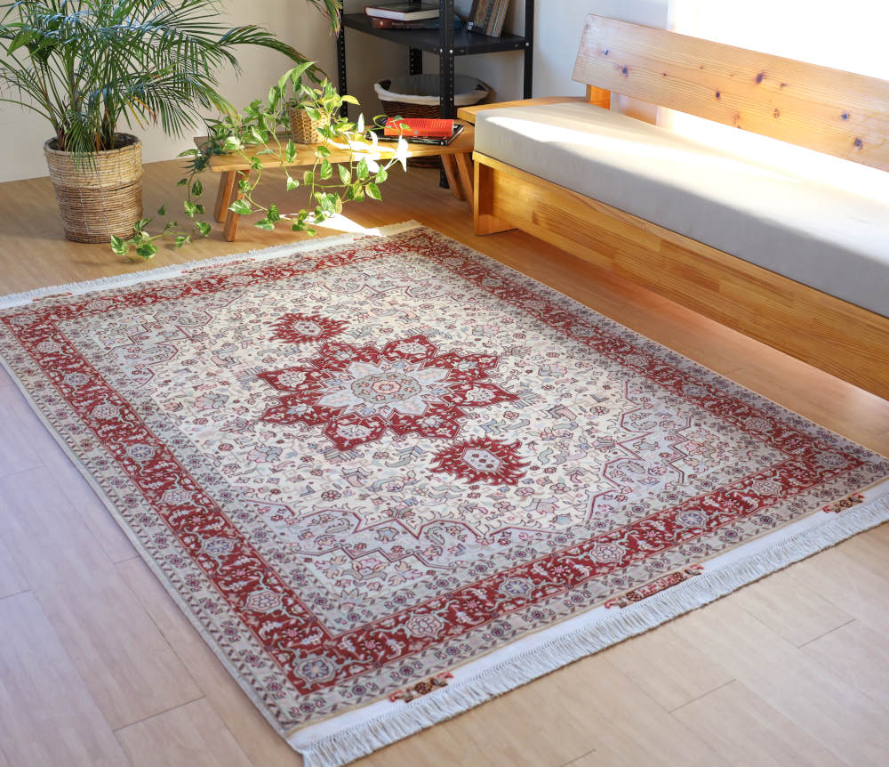 ペルシャ絨毯 イラン、タブリーズ産 212×154cm ウール＆シルク　へリーズ模様