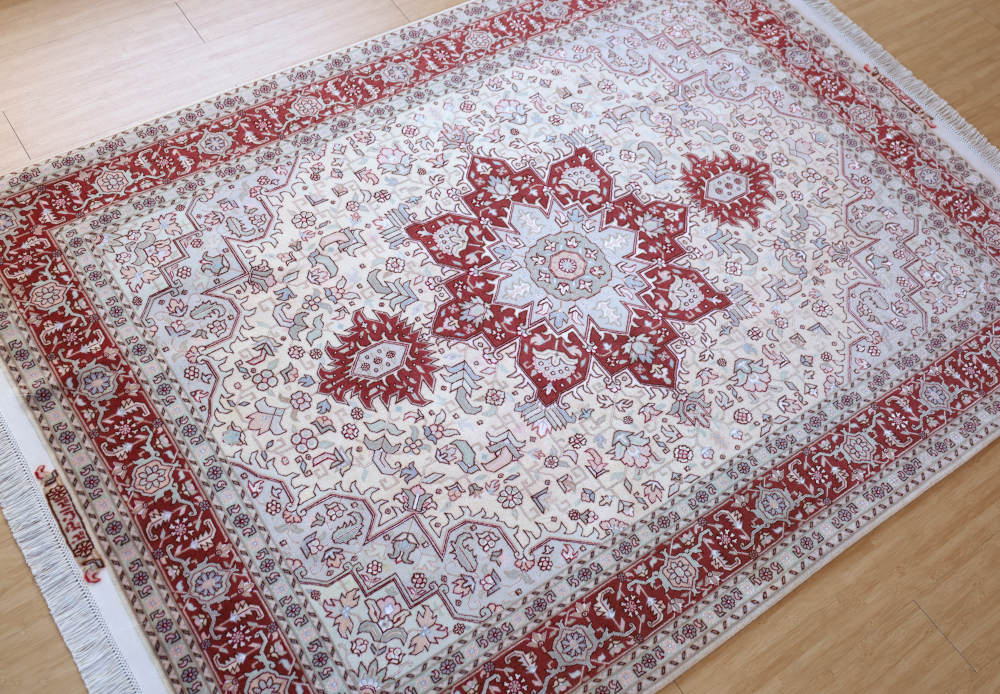 ペルシャ絨毯 イラン、タブリーズ産 212×154cm ウール＆シルク　へリーズ模様