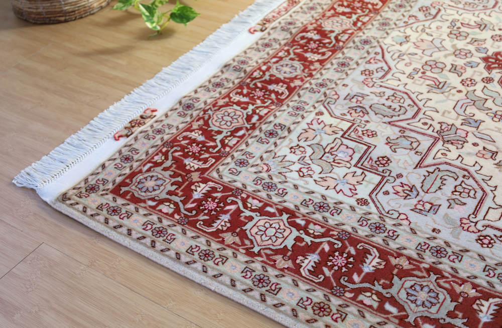 ペルシャ絨毯 イラン、タブリーズ産 212×154cm ウール＆シルク　へリーズ模様