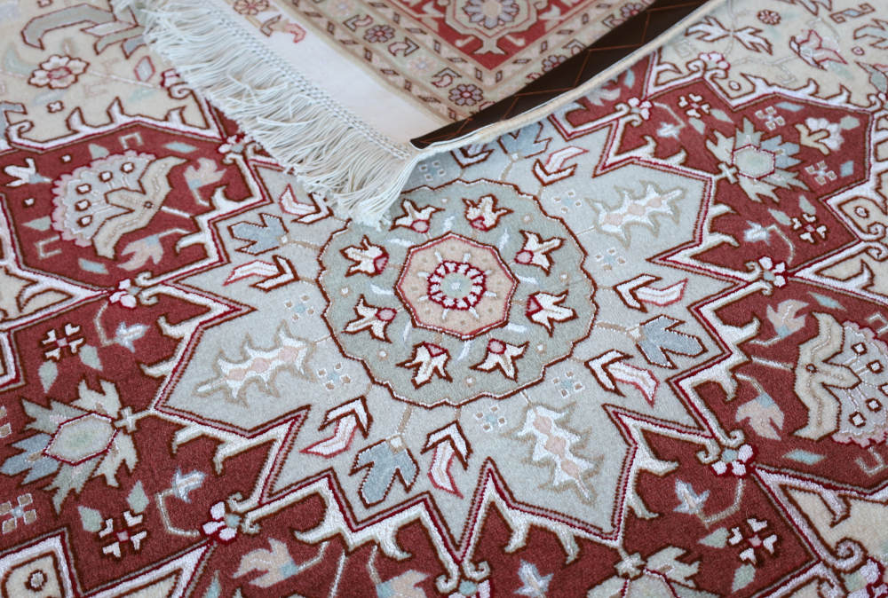 ペルシャ絨毯 イラン、タブリーズ産 212×154cm ウール＆シルク　へリーズ模様