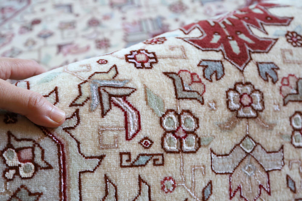 ペルシャ絨毯 イラン、タブリーズ産 212×154cm ウール＆シルク　へリーズ模様