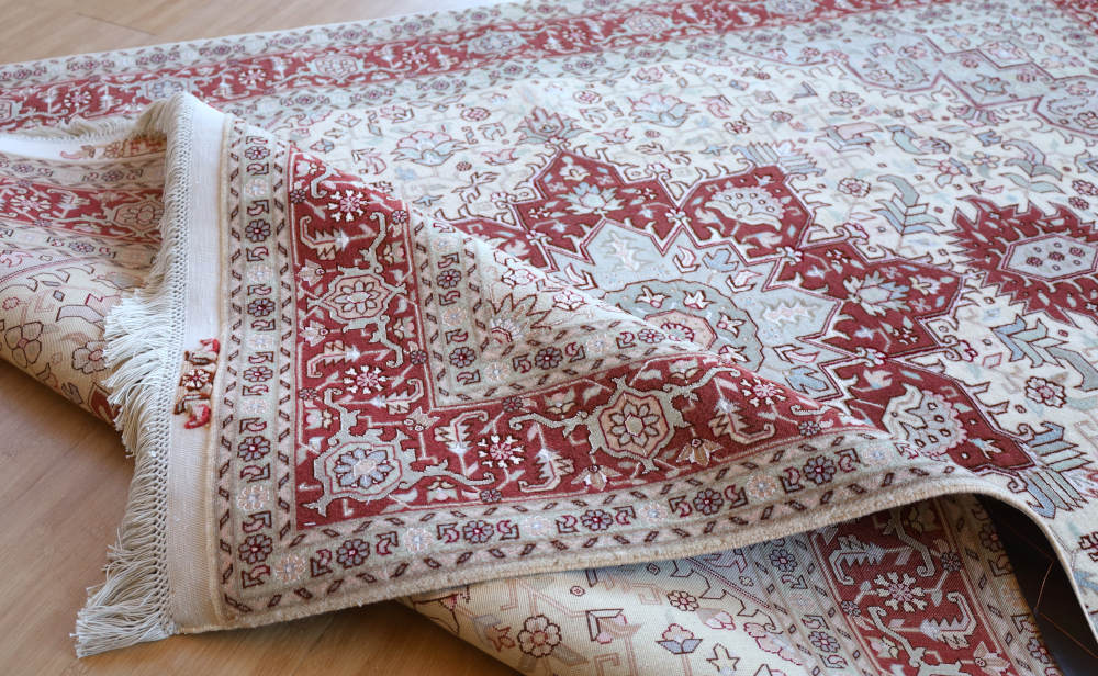 ペルシャ絨毯 イラン、タブリーズ産 212×154cm ウール＆シルク　へリーズ模様