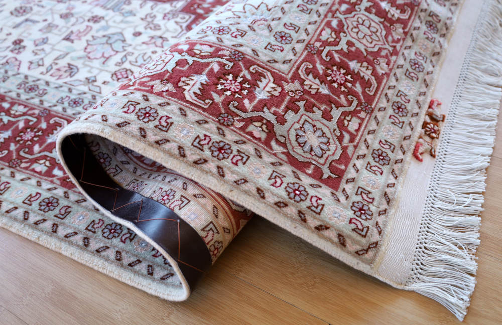 ペルシャ絨毯 イラン、タブリーズ産 212×154cm ウール＆シルク　へリーズ模様