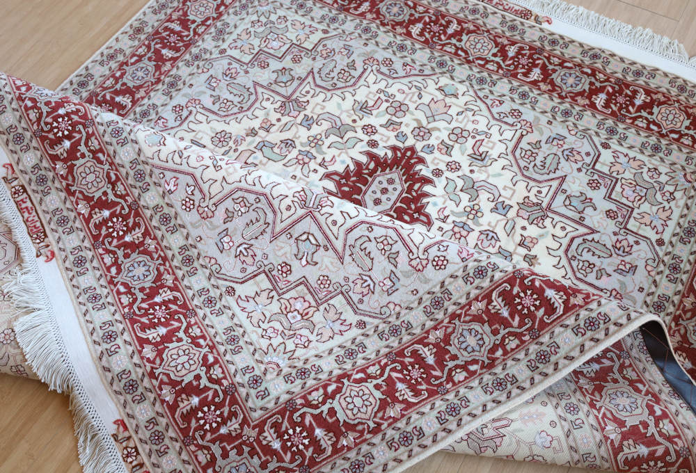 ペルシャ絨毯 イラン、タブリーズ産 212×154cm ウール＆シルク　へリーズ模様