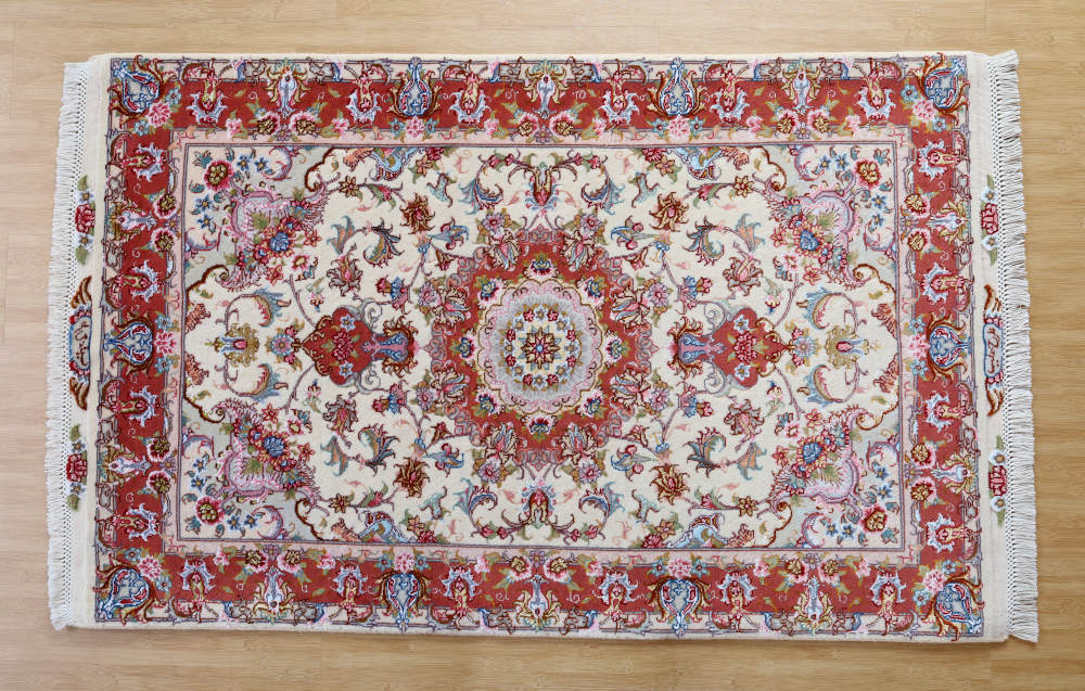 ペルシャ絨毯玄関マット イラン、タブリーズ産 128×81cm ウール＆シルク　ベージュ＆ピンク