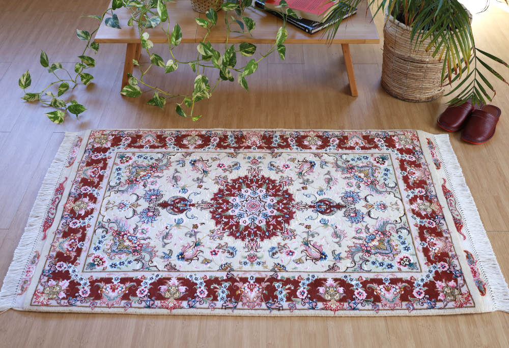 ペルシャ絨毯玄関マット イラン、タブリーズ産 125×76cm ウール＆シルク　えんじ×アイボリー
