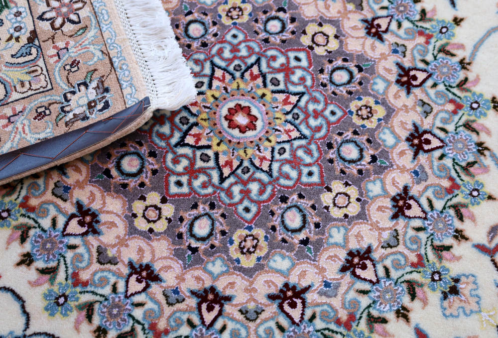 ペルシャ絨毯 　254×168cm　イラン、ナイン産　ウール＆シルク　オフホワイト