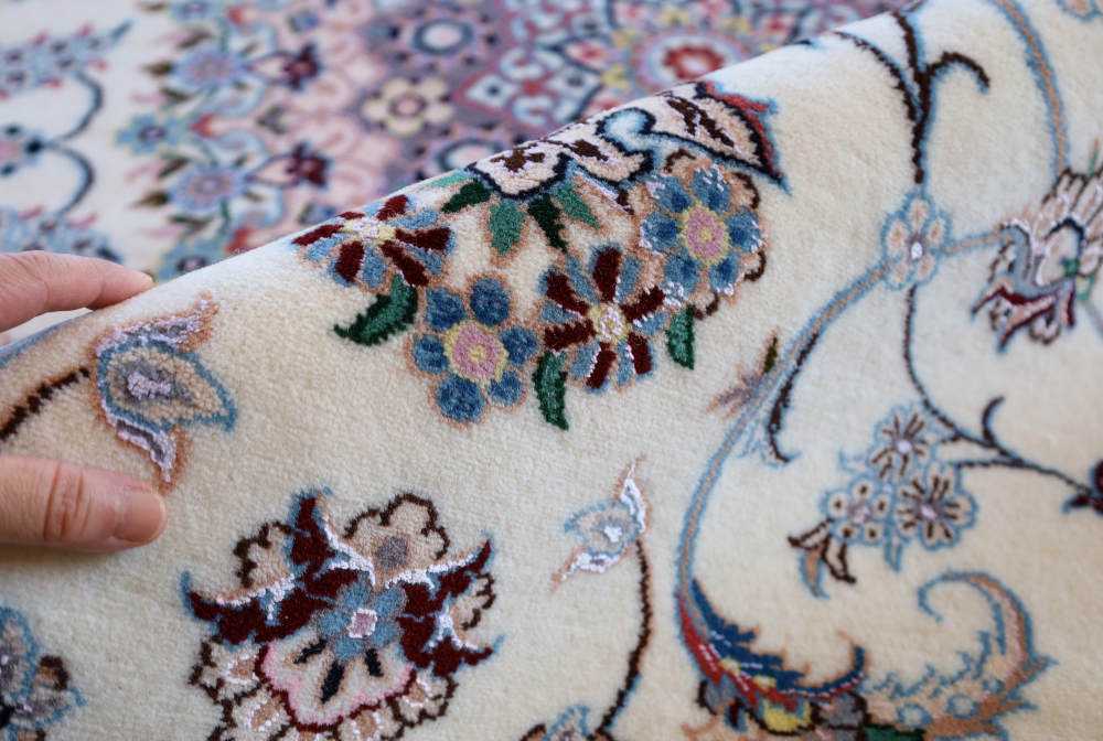 ペルシャ絨毯 　254×168cm　イラン、ナイン産　ウール＆シルク　オフホワイト