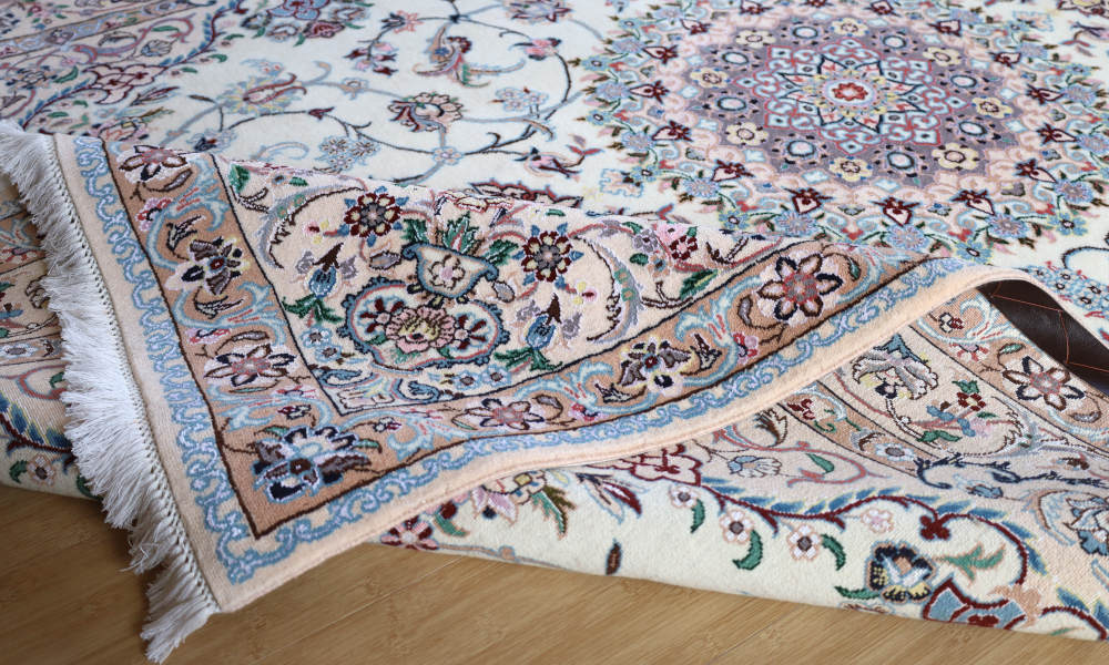 ペルシャ絨毯 　254×168cm　イラン、ナイン産　ウール＆シルク　オフホワイト