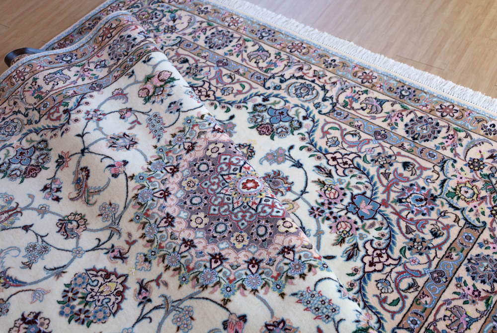 ペルシャ絨毯 　254×168cm　イラン、ナイン産　ウール＆シルク　オフホワイト