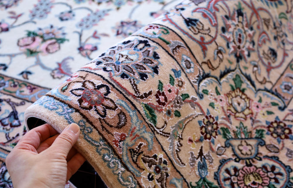 ペルシャ絨毯 　254×168cm　イラン、ナイン産　ウール＆シルク　オフホワイト