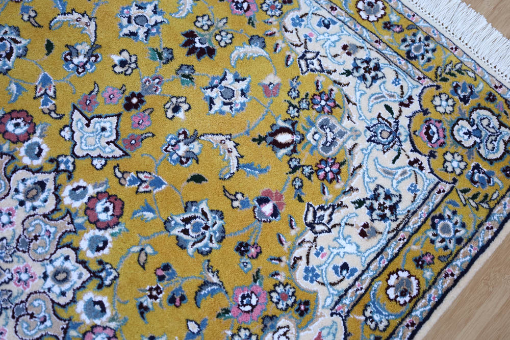 ペルシャ絨毯 ナイン産 147×103cm 黄色 色の表情