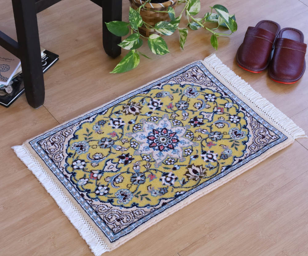 ペルシャ絨毯ナイン産　57×38cm　ミニサイズ