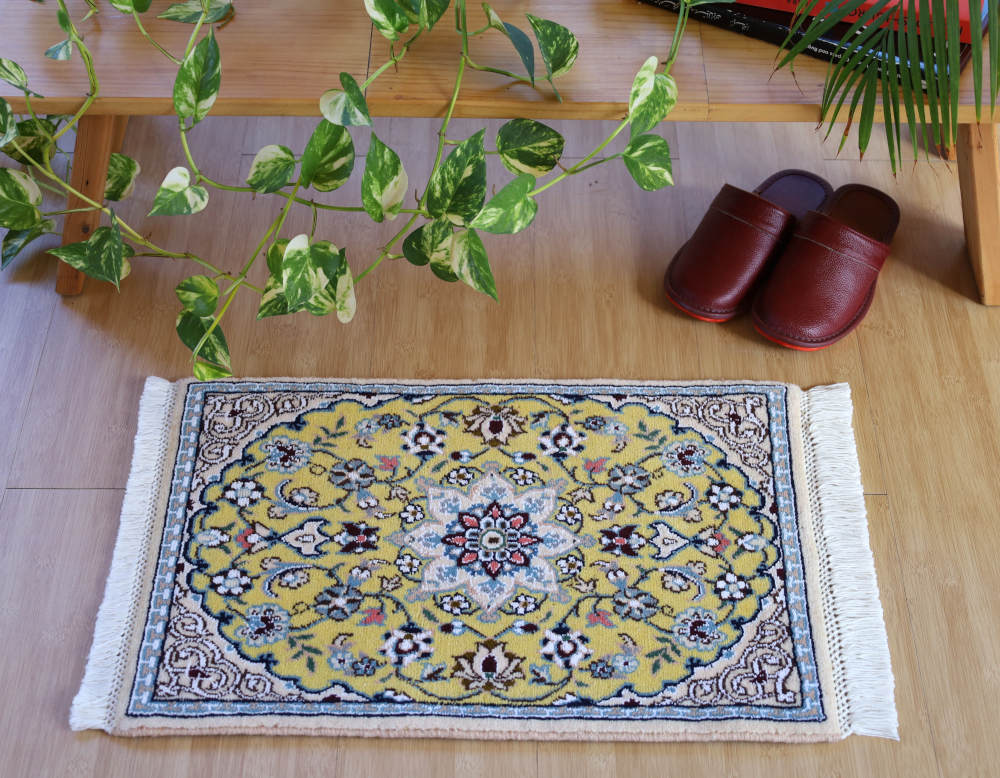 ペルシャ絨毯ナイン産　57×38cm　ミニサイズ