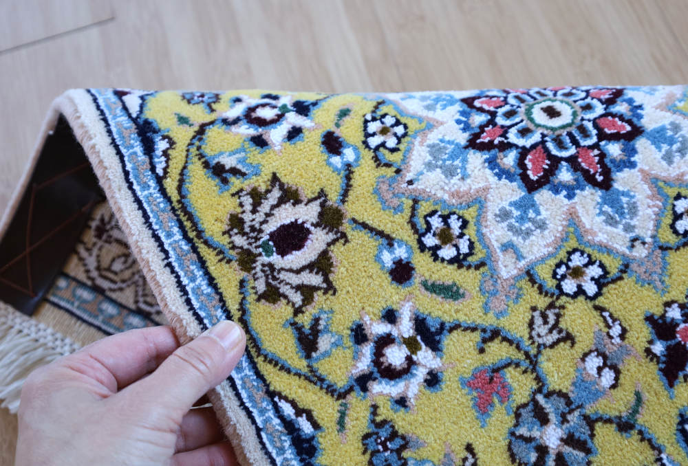 ペルシャ絨毯ナイン産　57×38cm　ミニサイズ