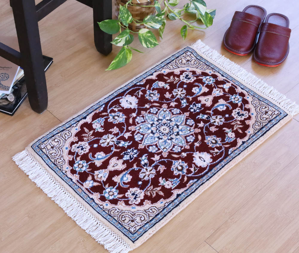 ペルシャ絨毯ナイン産　59×39cm　ミニサイズ