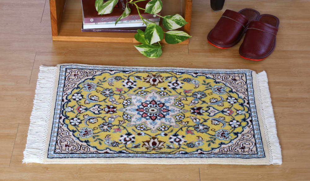 ペルシャ絨毯ナイン産　56×38cm　ミニサイズ