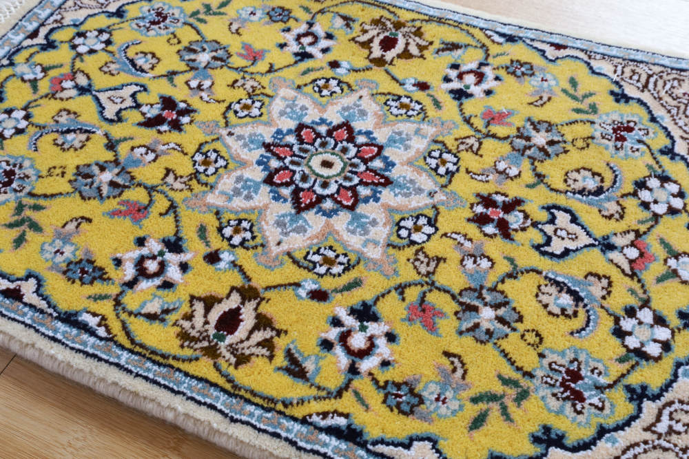 ペルシャ絨毯ナイン産　56×38cm　ミニサイズ