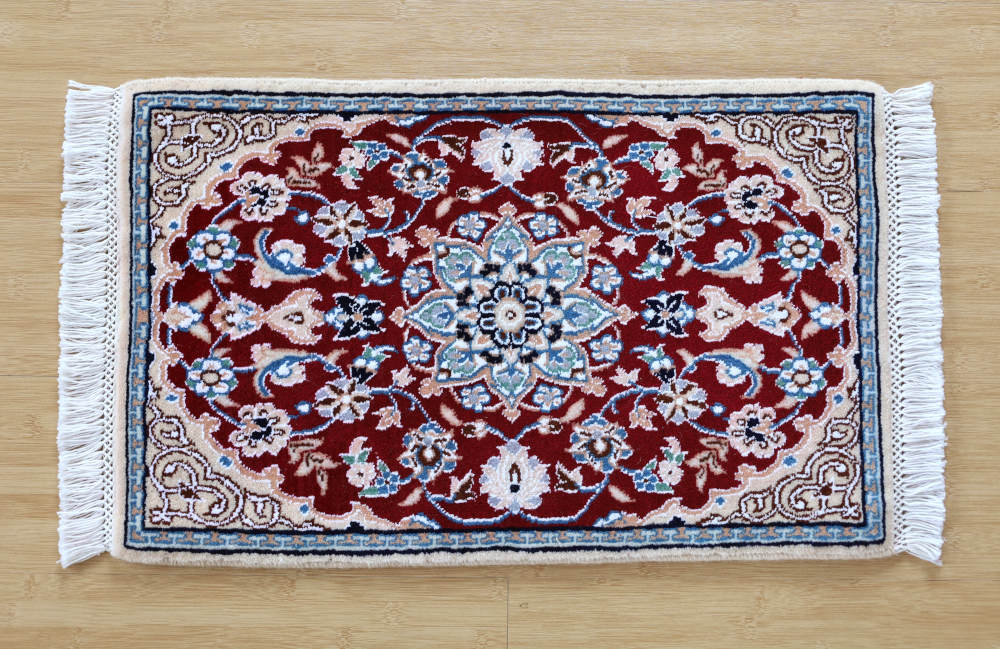 ペルシャ絨毯ナイン産　60×38cm　ミニサイズ　赤　正面から見た全体像