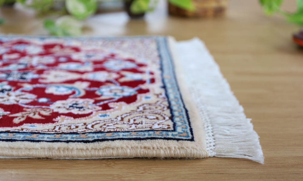 ペルシャ絨毯ナイン産　60×38cm　ミニサイズ　赤　部屋に敷いた様子