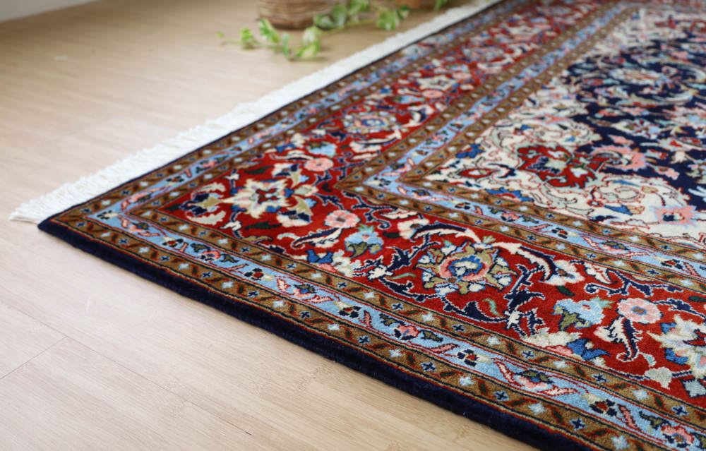ペルシャ絨毯 イラン、サルーグ（サルーク）産 257×201cm 上端の厚みの様子。