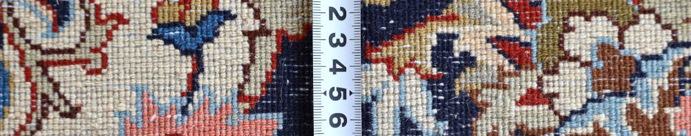 ペルシャ絨毯 イラン、サルーグ（サルーク）産 257×201cm 織り目の密度に目盛りをあてた様子