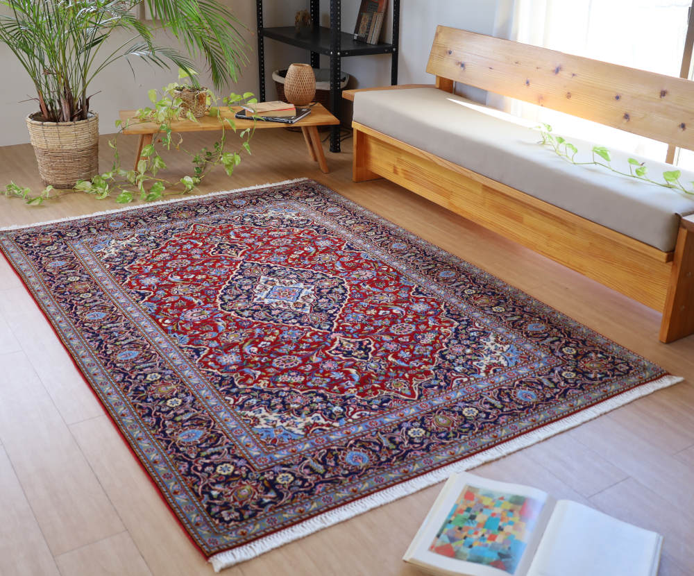 ペルシャ絨毯 イラン、カシャーン産 210×145cm を敷いた部屋