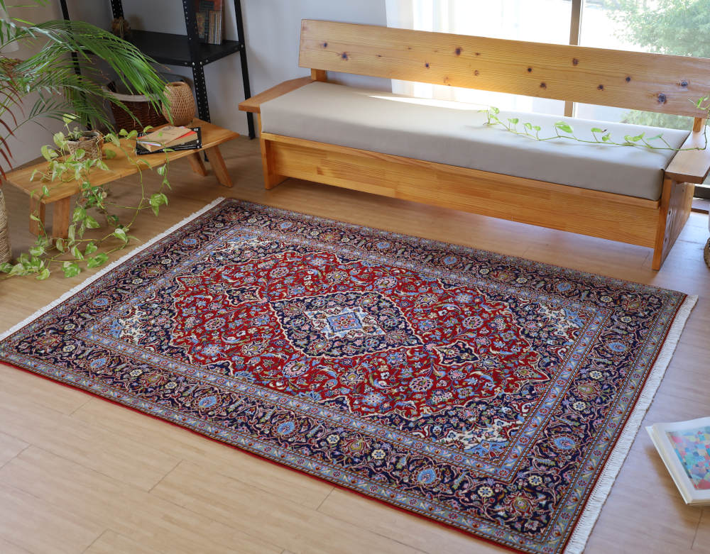 ペルシャ絨毯 イラン、カシャーン産 210×145cm を敷いた部屋