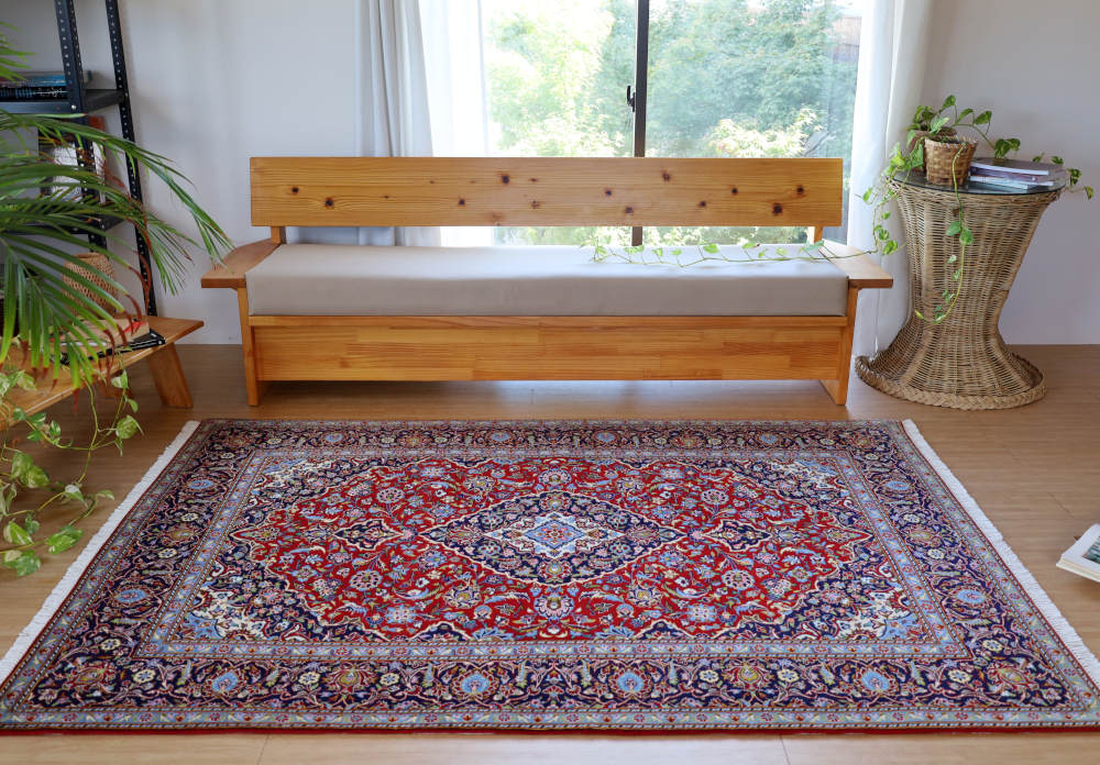 ペルシャ絨毯 イラン、カシャーン産 210×145cm とカウチソファーと窓