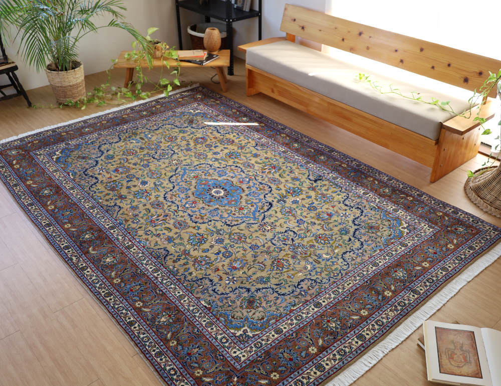 ペルシャ絨毯 イラン、カシャーン産 290×198cm を敷いた部屋