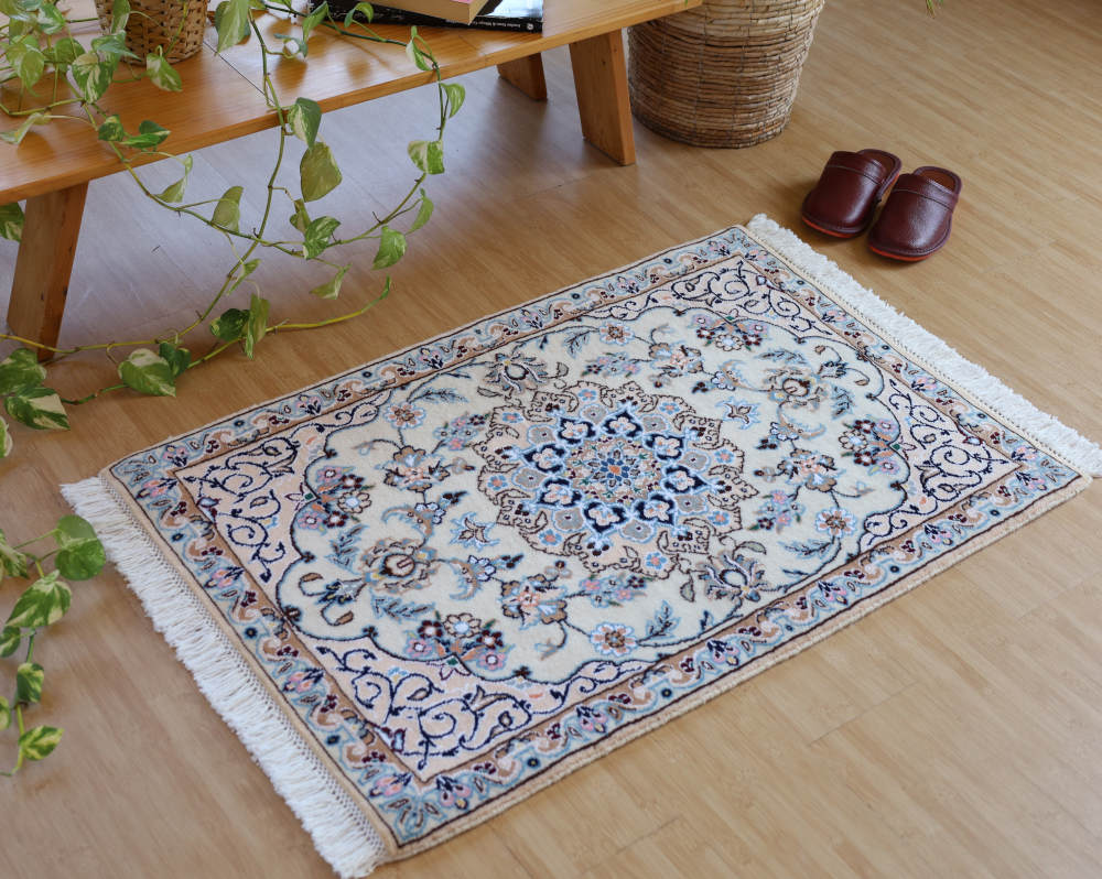 ペルシャ絨毯玄関マット イラン、ナイン産 94×61cm ウール＆シルク・アイボリーの使用例