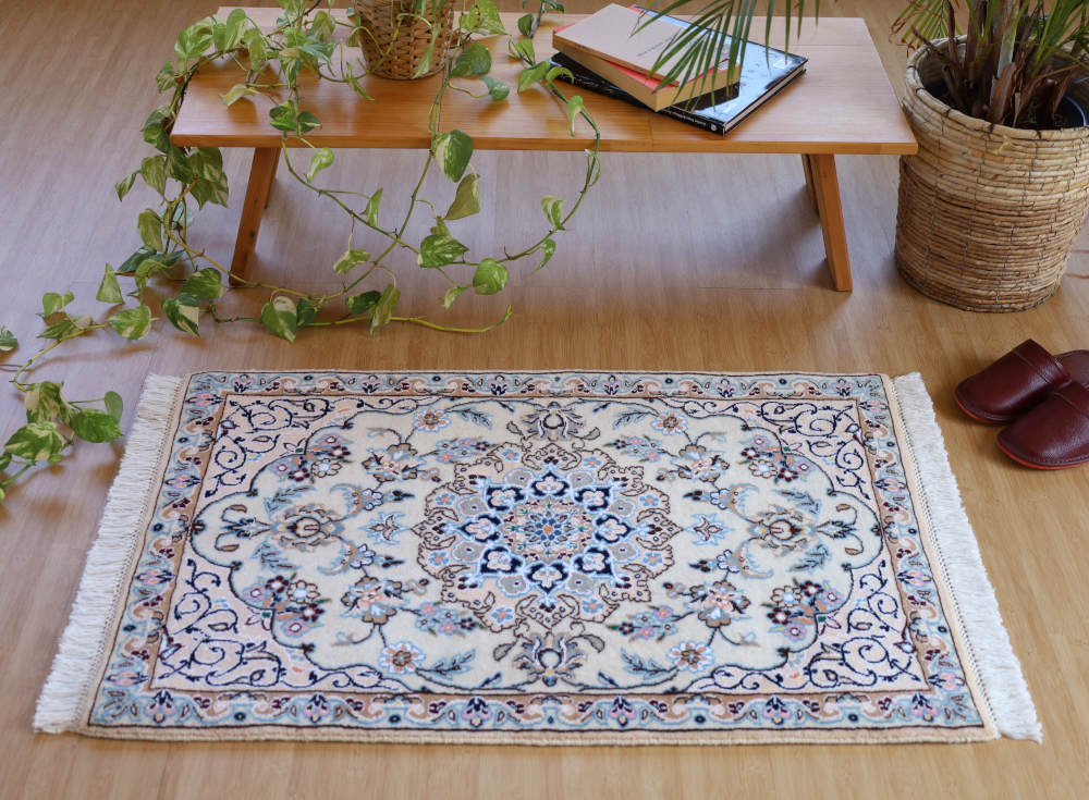 ペルシャ絨毯玄関マット イラン、ナイン産 94×61cm を明るい床に敷いたところ