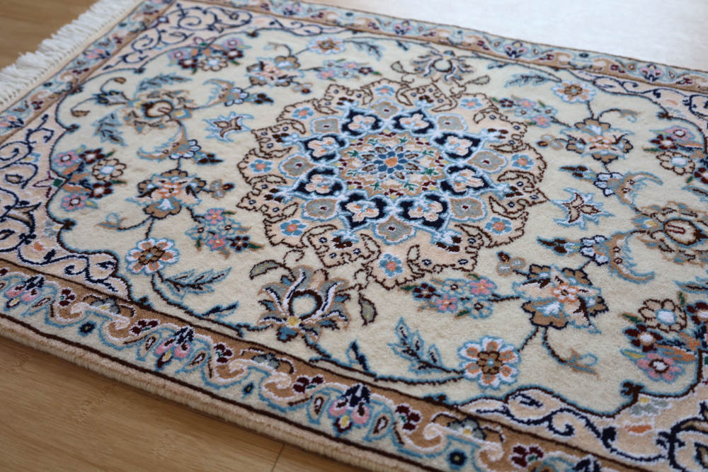ペルシャ絨毯玄関マット イラン、ナイン産 94×61cm 模様の中のシルクが光っている様子