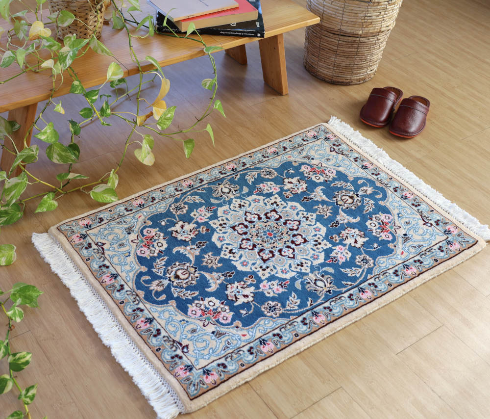 ペルシャ絨毯玄関マット イラン、ナイン産 88×61cm ウール＆シルク・青の使用例