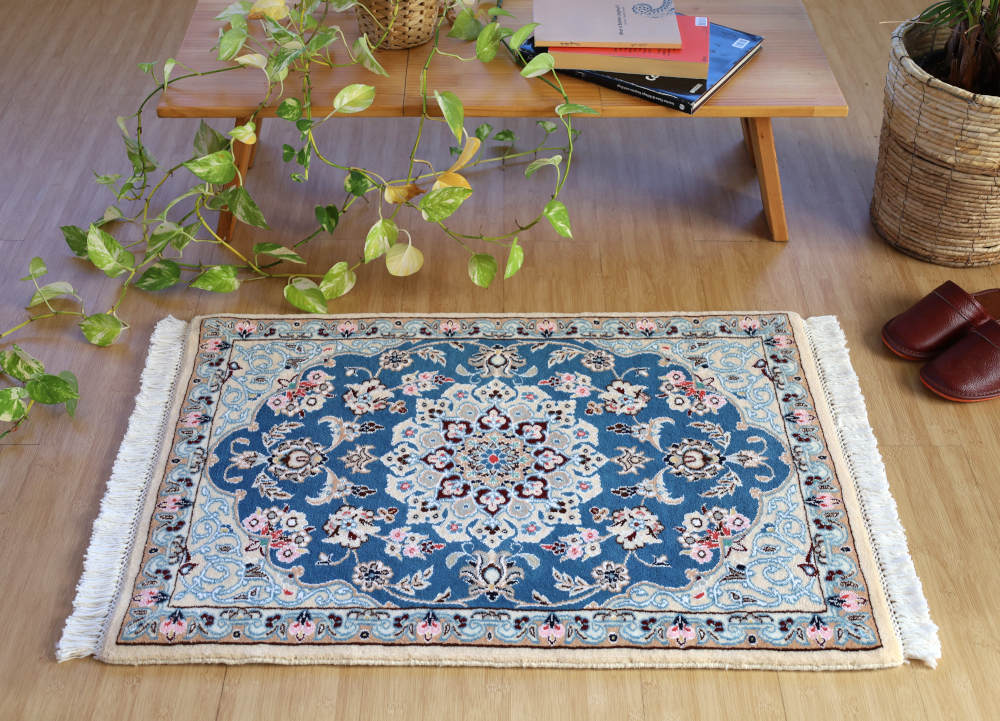 ペルシャ絨毯玄関マット イラン、ナイン産 88×61cm ウール＆シルク・青の使用例