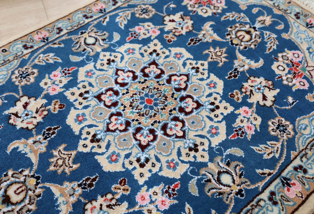 ペルシャ絨毯玄関マット イラン、ナイン産 88×61cm 模様の中のシルクが光っている様子