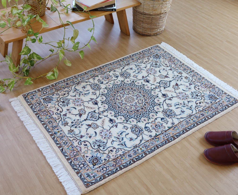 ペルシャ絨毯玄関マット イラン、ナイン産 108×77cm ウール＆シルク・アイボリーの使用例