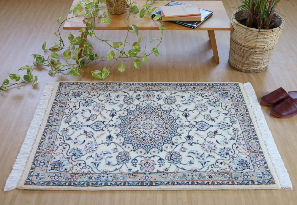 ペルシャ絨毯玄関マット イラン、ナイン産 108×77cm ウール＆シルク・アイボリーの使用例