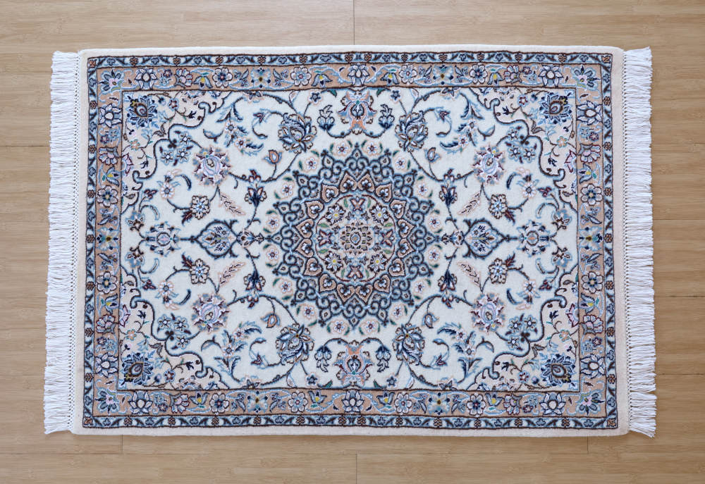 ペルシャ絨毯玄関マット イラン、ナイン産 108×77cm ウール＆シルク　アイボリーの全体像