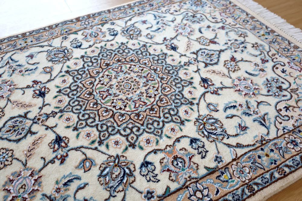 ペルシャ絨毯玄関マット イラン、ナイン産 108×77cm 模様の中のシルクが光っている様子