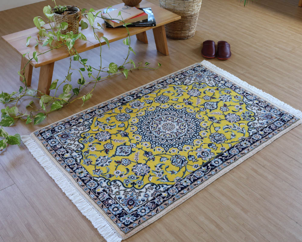 ペルシャ絨毯玄関マット イラン、ナイン産 117×77cm ウール＆シルク・黄色の使用例