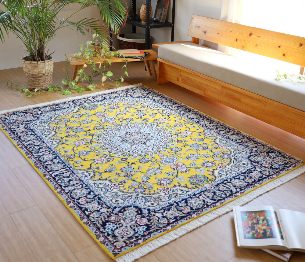 ペルシャ絨毯 イラン、ナイン産 199×158cm ウール＆シルクを敷いた部屋
