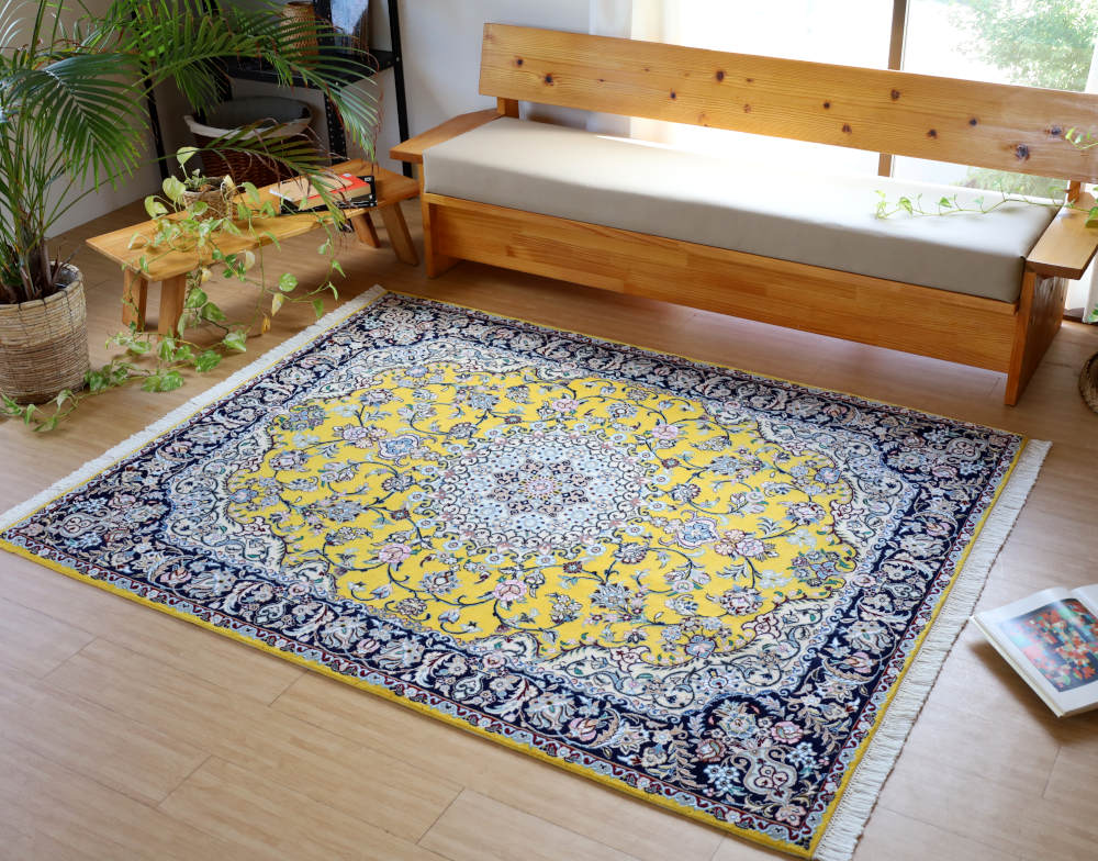 ペルシャ絨毯 イラン、ナイン産 199×158cm を敷いた部屋